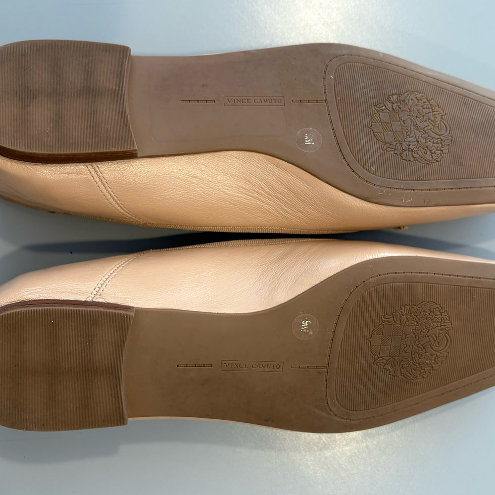 
                      
                        9M Vince Camuto Flats
                      
                    