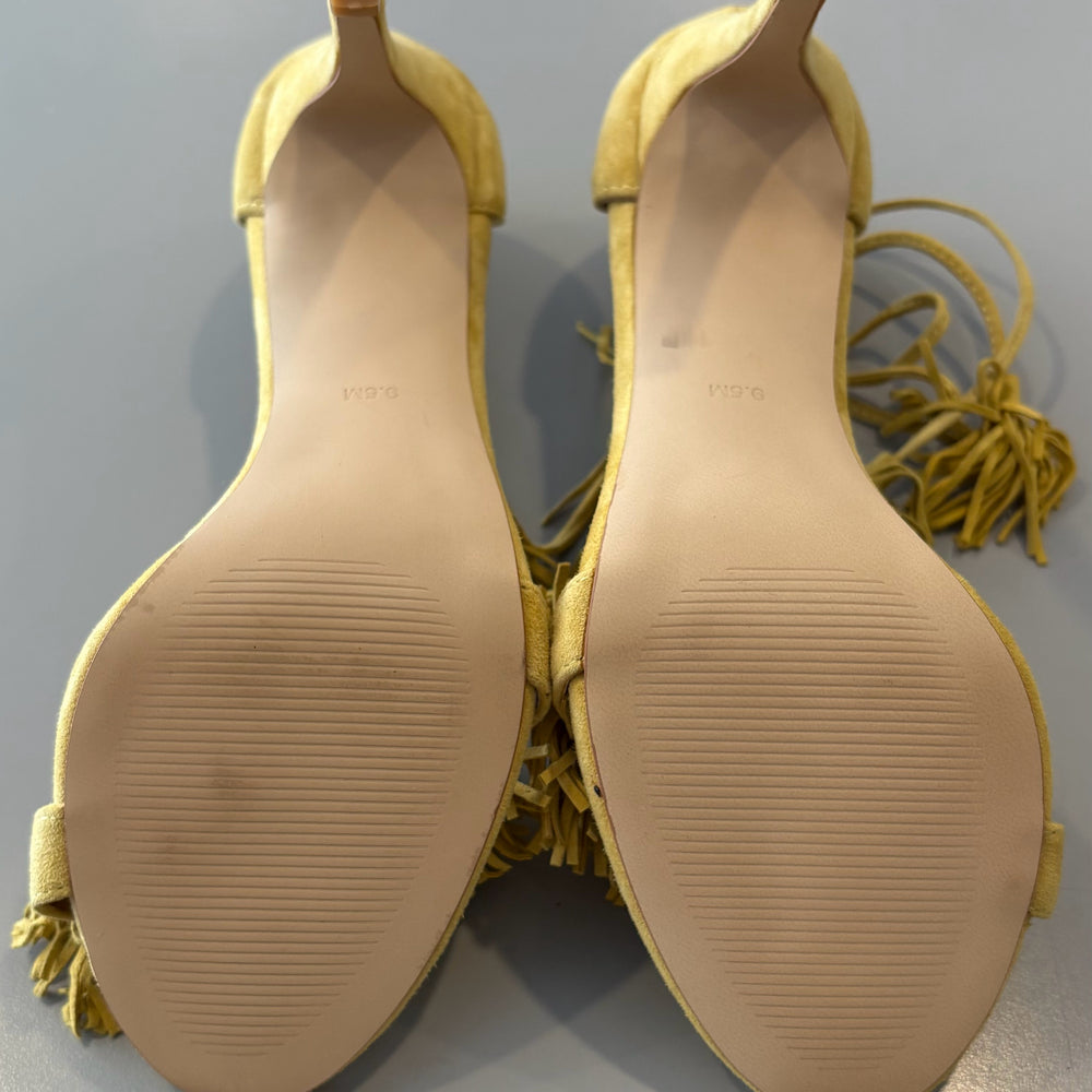 
                      
                        9.5M Steve Madden Sandals
                      
                    