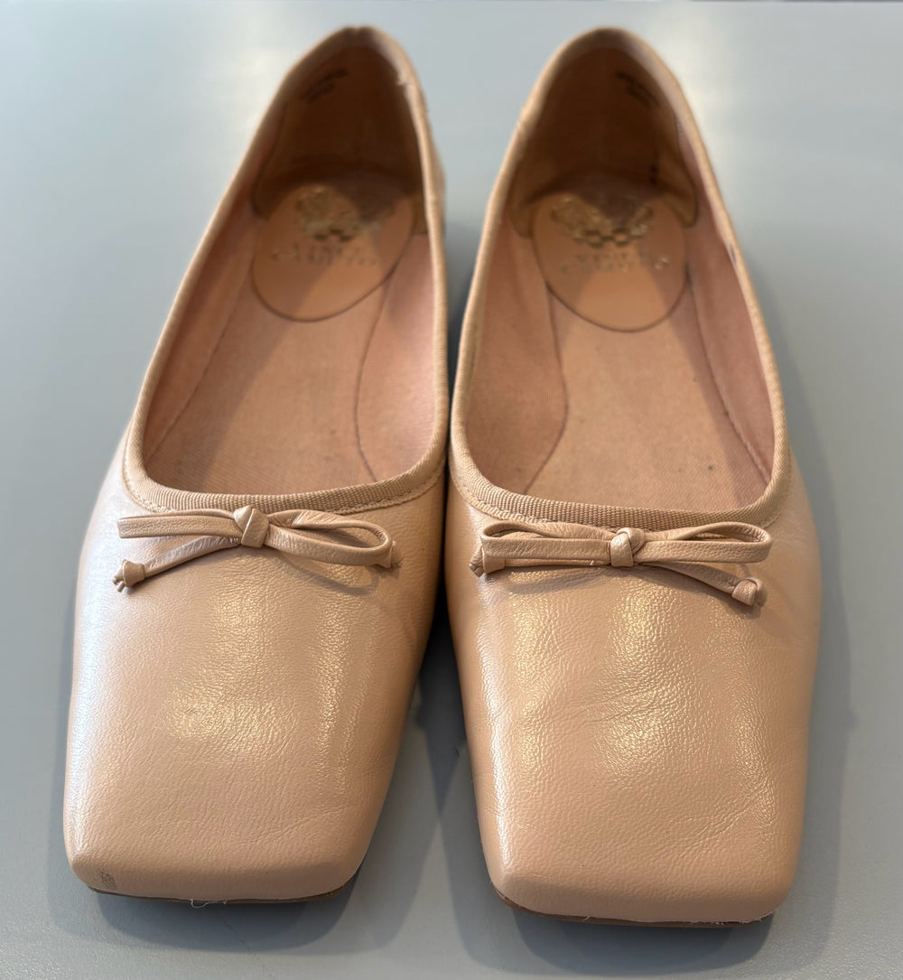 9M Vince Camuto Flats