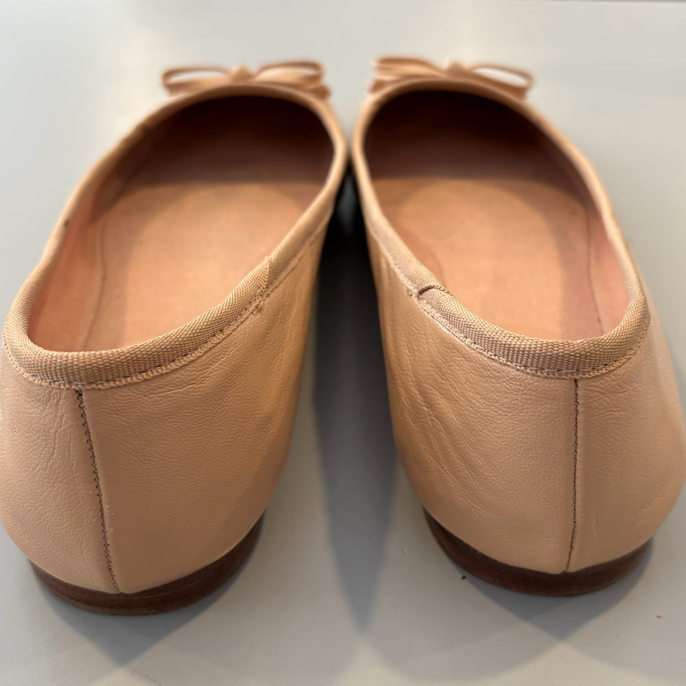 
                      
                        9M Vince Camuto Flats
                      
                    