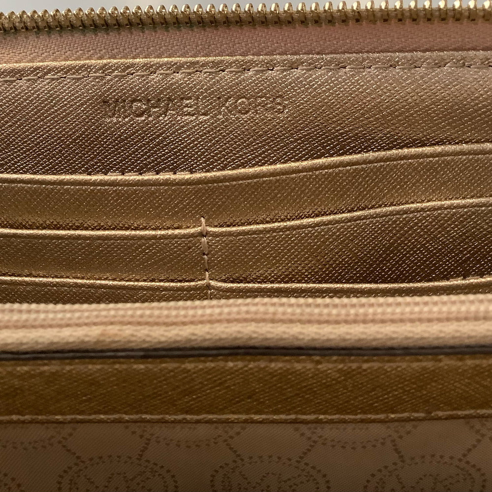 
                      
                        Michael Kors Jet Set Travel Wallet
                      
                    